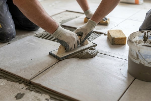 Illustration — À partir de quand peut-on jointoyer ou marcher sur le carrelage ?